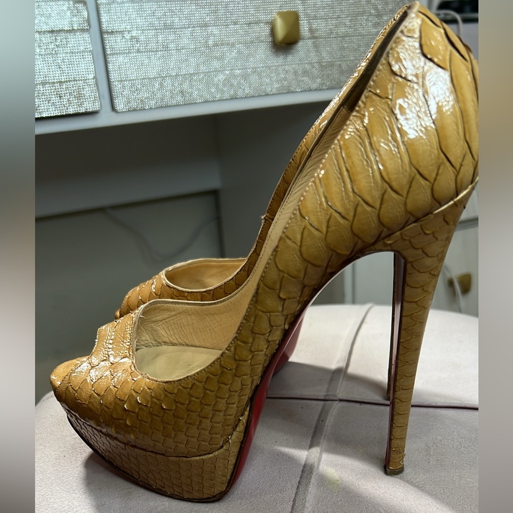 Christian Louboutin Beige Snakeskin Heels with Red Soles 8.5 /usa 7.5